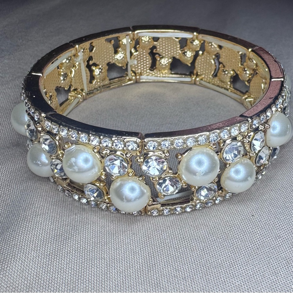 Elegant Gold and Pearl Bracelet